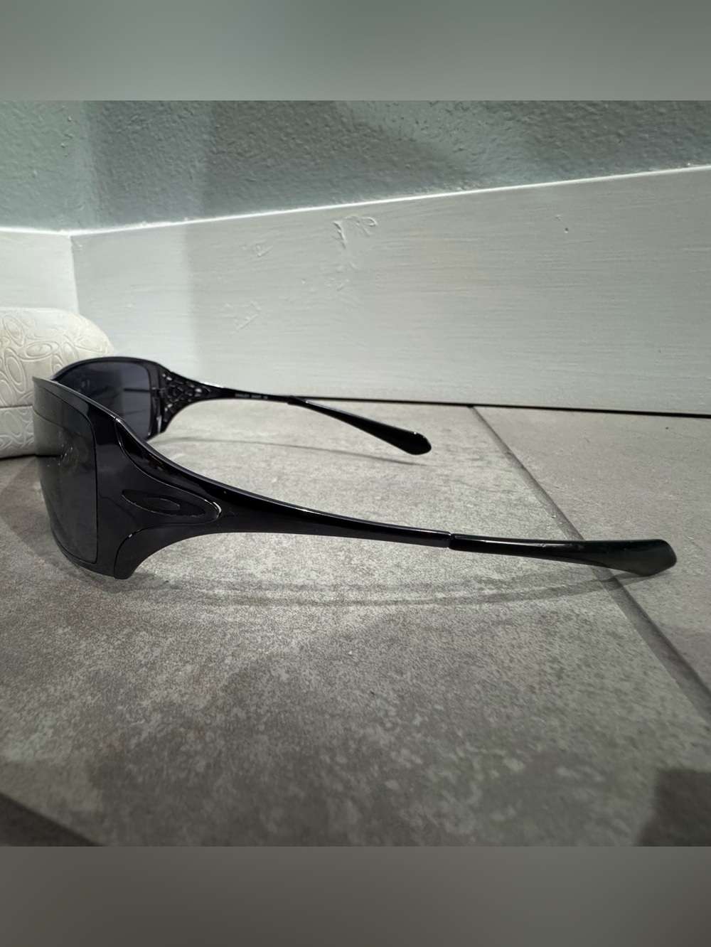 Oakley Dart OO4008 sunglasses featuring a polished black frame with grey lenses - Picture 3 of 15
